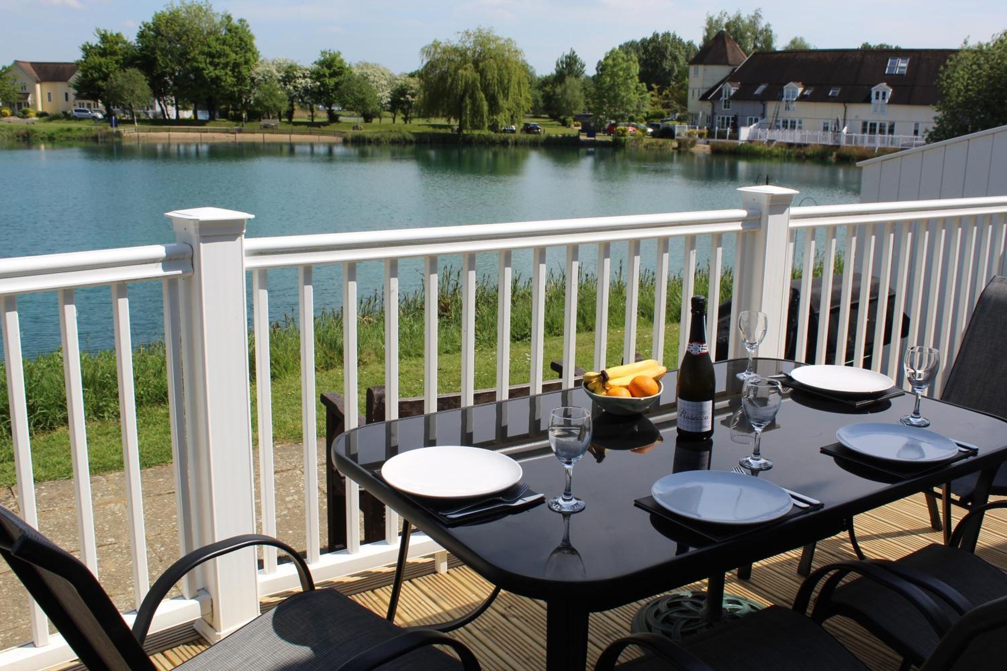 Nyhavn Lakeside Cottage Cirencester Exterior photo