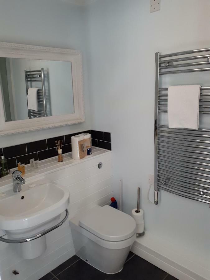 Nyhavn Lakeside Cottage Cirencester Exterior photo