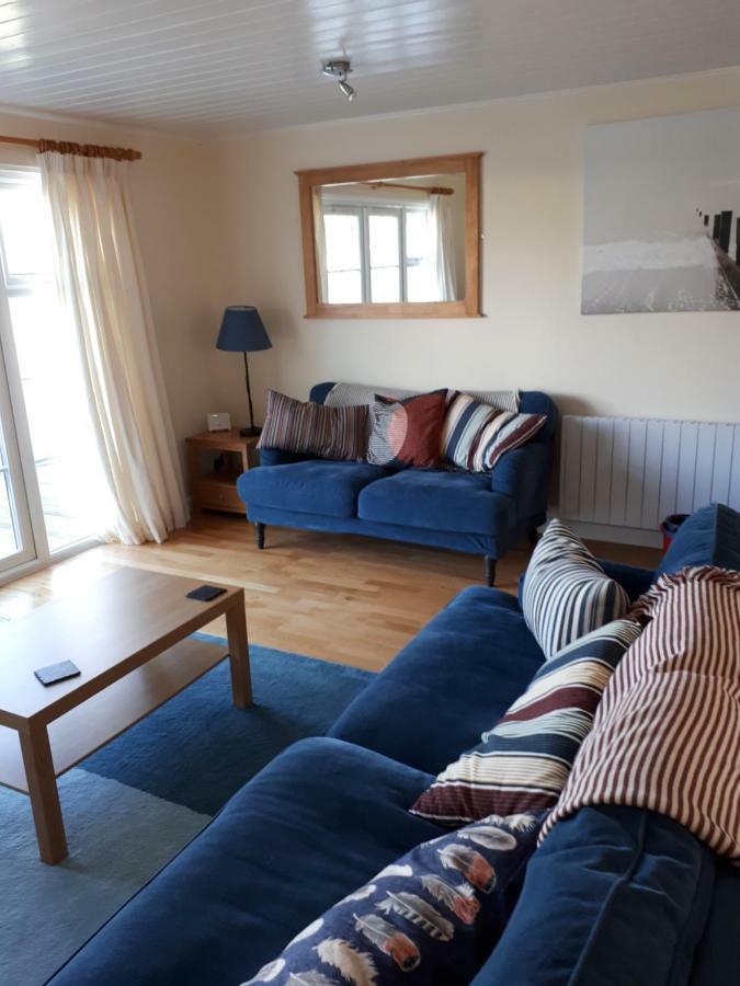 Nyhavn Lakeside Cottage Cirencester Exterior photo